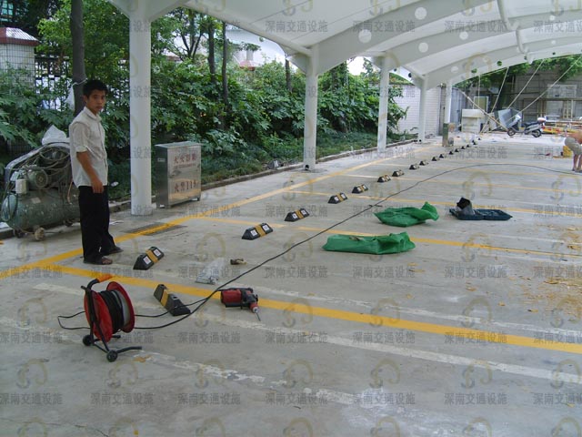 橡胶车轮定位器